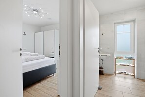 2 bedrooms, iron/ironing board, WiFi