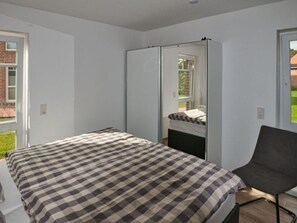 2 bedrooms, iron/ironing board, WiFi