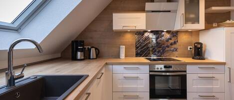 Fridge, oven, stovetop, dishwasher