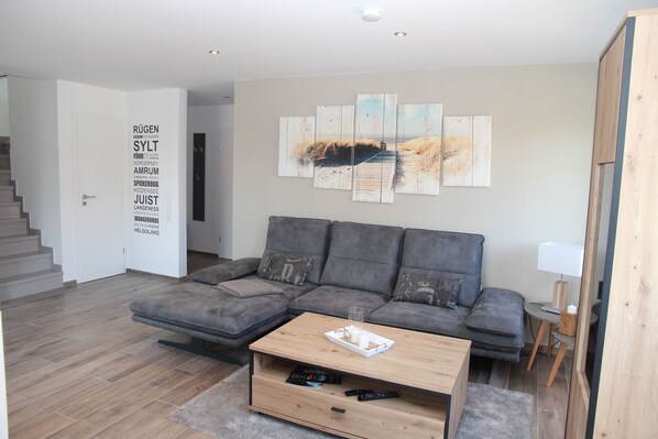 TV, fireplace - Zinnenhuus 2 - Nagelneue Og-wohnung im Grachtenpark Direkt am Wasser! (Krummhörn)