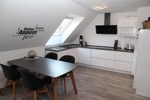 Fridge, microwave, oven, stovetop - Zinnenhuus 2 - Nagelneue Og-wohnung im Grachtenpark Direkt am Wasser! (Krummhörn)