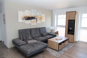 TV, fireplace - Zinnenhuus 2 - Nagelneue Og-wohnung im Grachtenpark Direkt am Wasser! (Krummhörn)