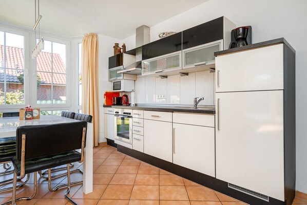 Een koelkast, een magnetron, een oven, een kookplaat