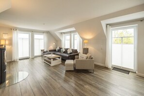 Fernseher, Kamin, DVD-Player