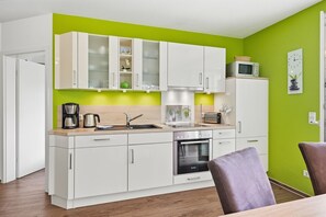 Wasserkocher mit Kaffee-/Teezubehör, Kühlschrank, Mikrowelle, Ofen