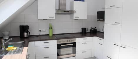 Coffee/tea maker, fridge, microwave, oven