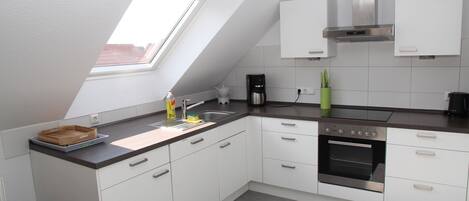 Kjøleskap, mikrobølgeovn, ovn og kokeplater