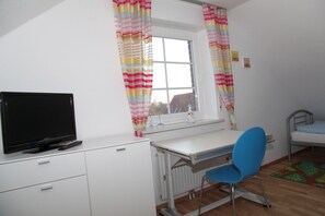 A small, well-lit room with a desk, chair, and a bed. - Achtern Diek - Holiday home with 100sqm for up to 6 persons with 2 bathrooms and (Norden)