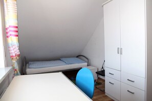 A small, single-bed room with a desk and a wardrobe. - Achtern Diek - Holiday home with 100sqm for up to 6 persons with 2 bathrooms and (Norden)