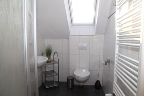 Shower - Achtern Diek - Holiday home with 100sqm for up to 6 persons with 2 bathrooms and (Norden)