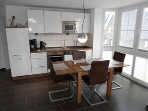 Kylskåp, mikrovågsugn, ugn och spishäll