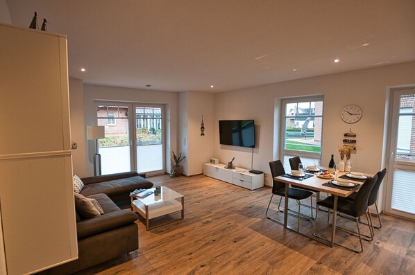 TV, DVD player - Sielzeit - 72sqm for 4 people by the water: Sielzeit - Arrive - Relax - (Krummhörn)