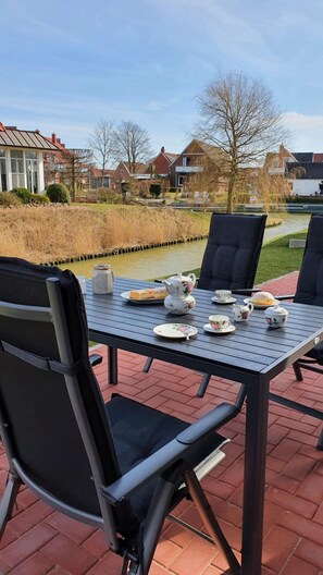 Outdoor dining - Sielzeit - 72sqm for 4 people by the water: Sielzeit - Arrive - Relax - (Krummhörn)