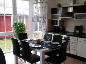 Una cocina moderna con comedor.