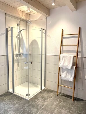 Douche, sèche-cheveux, bidet