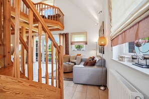 Fernseher, Kamin, DVD-Player