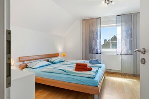 2 bedrooms, iron/ironing board, WiFi