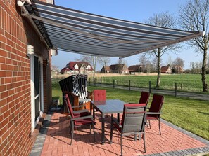 Outdoor dining - Waikiki - Allergy-friendly 100sqm vacation home with fireplace and garden in (Hagermarsch)