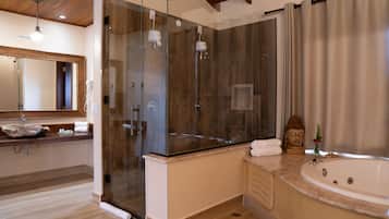 Quarto casal romântico, 1 cama King, banheira de hidromassagem, vista para o jardim | Banheira de hidromassagem