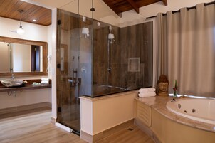 Quarto casal romântico, 1 cama King, banheira de hidromassagem, vista para o jardim | Banheira de hidromassagem