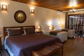 Quarto quádruplo família, várias camas, lareira, vista para o jardim | 1 quarto, individualmente decorados, Wi-Fi de cortesia, roupa de cama