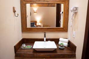 Quarto casal romântico, 1 cama King, lareira, vista para o jardim | Banheiro | Produtos de toalete grátis, secador de cabelo, roupões de banho