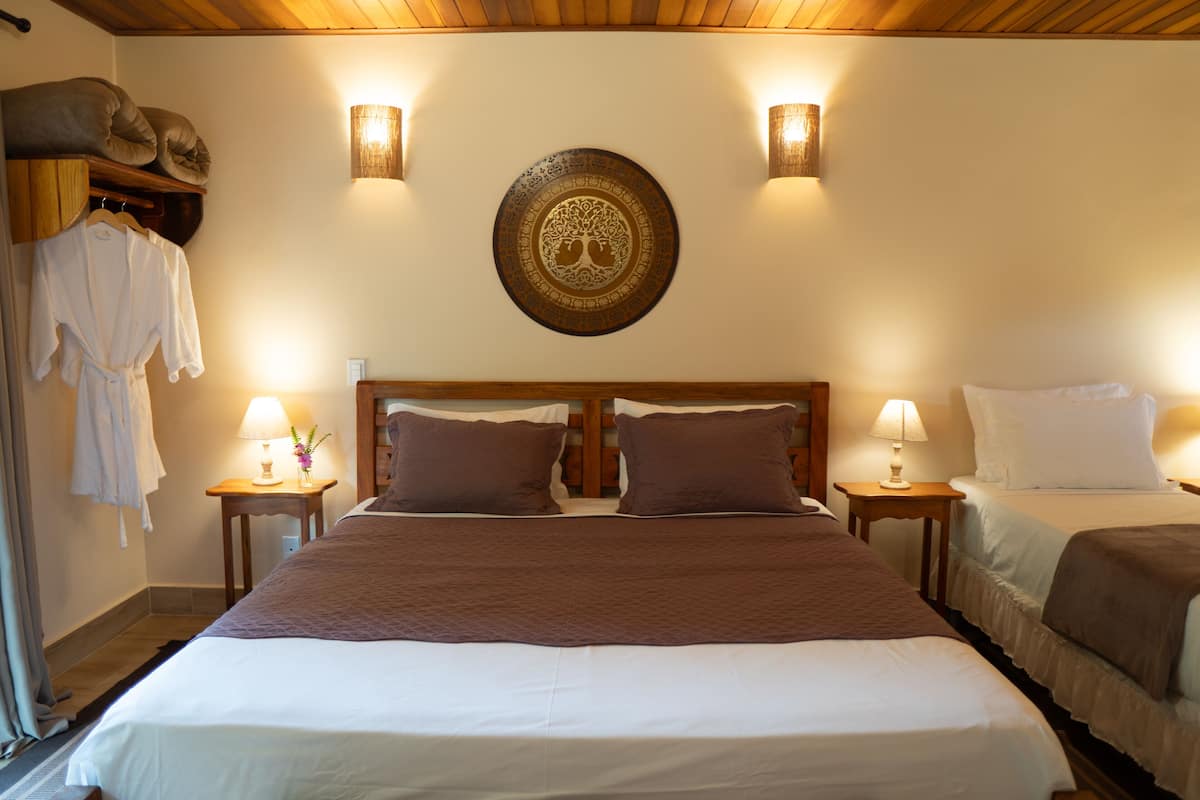 Chambre Quadruple Familiale, plusieurs lits, cheminée, vue jardin