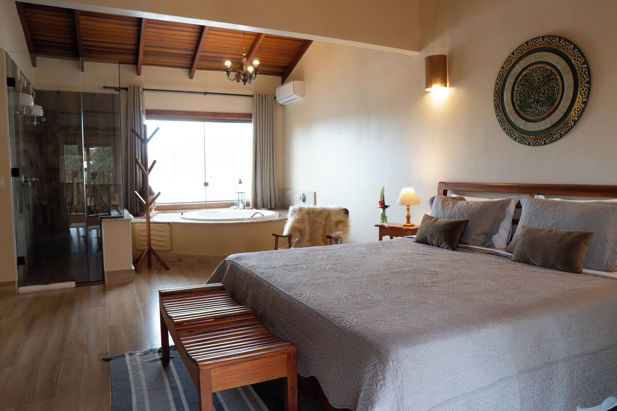 Quarto casal romântico, 1 cama King, banheira de hidromassagem, vista para o jardim | Wi-Fi de cortesia, individualmente decorados, roupa de cama