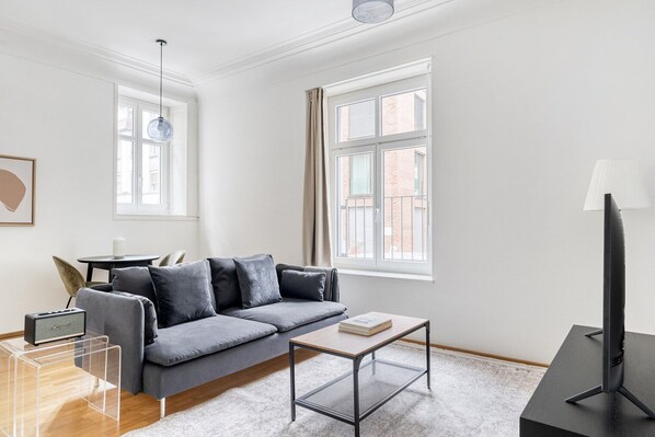 TV, stereo - Tasteful Werd 2.5 Room w/ Storage, by Blueground (Zurich)