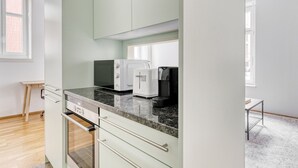 Eine moderne Küche mit Einbauofen, Mikrowelle und Kaffeemaschine.