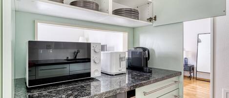 Kühlschrank, Mikrowelle, Ofen, Herdplatte