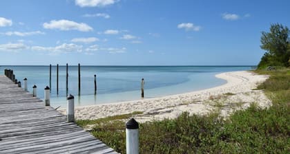 Adorable Pink cottage-OCEAN FRONT on Coco Bay with A/C and dock. SPRING DISCOUNT