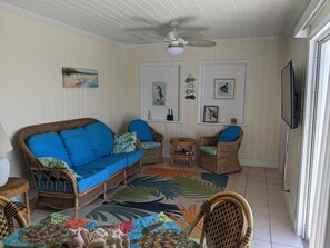 Flat-screen TV, books - Adorable Pink cottage-OCEAN FRONT on Coco Bay with a dock. 20%  FEB. discount! (Green Turtle Cay)