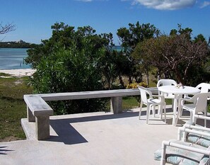 Outdoor dining - Adorable Pink cottage-OCEAN FRONT on Coco Bay with a dock. 20%  FEB. discount! (Green Turtle Cay)