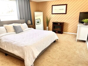 4 bedrooms, iron/ironing board, travel crib, free WiFi - Walkable, modern, spacious village home, dockage, hot tub, fenced in yard. (Clayton)