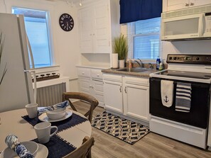 Kühlschrank, Mikrowelle, Herdplatte, Wasserkocher mit Kaffee-/Teezubehör