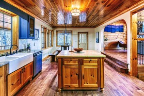 Interior - 🌟Gorgeous 6BR Cabin w/Spa, Firepit & Mountain View ⛰ (Mineral Bluff)