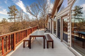 Outdoor dining - 🌟Gorgeous 6BR Cabin w/Spa, Firepit & Mountain View ⛰ (Mineral Bluff)