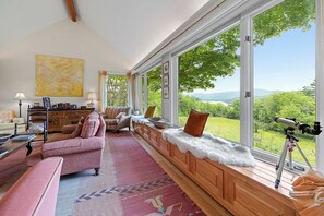 TV, peis, bordtennis og bøker