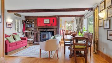 TV, fireplace, ping pong, books