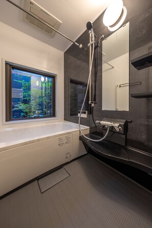 Badewanne und Dusche (separat), Regendusche, Designer-Toilettenartikel