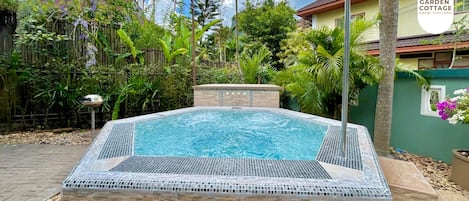 Bañera de hidromasaje al aire libre