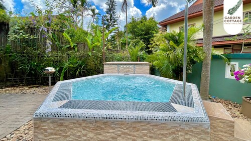 Cozy Garden Cottage 1 BR with private garden and outdoor jacuzzi.