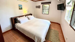 1 slaapkamer, een kluis op de kamer, een bureau