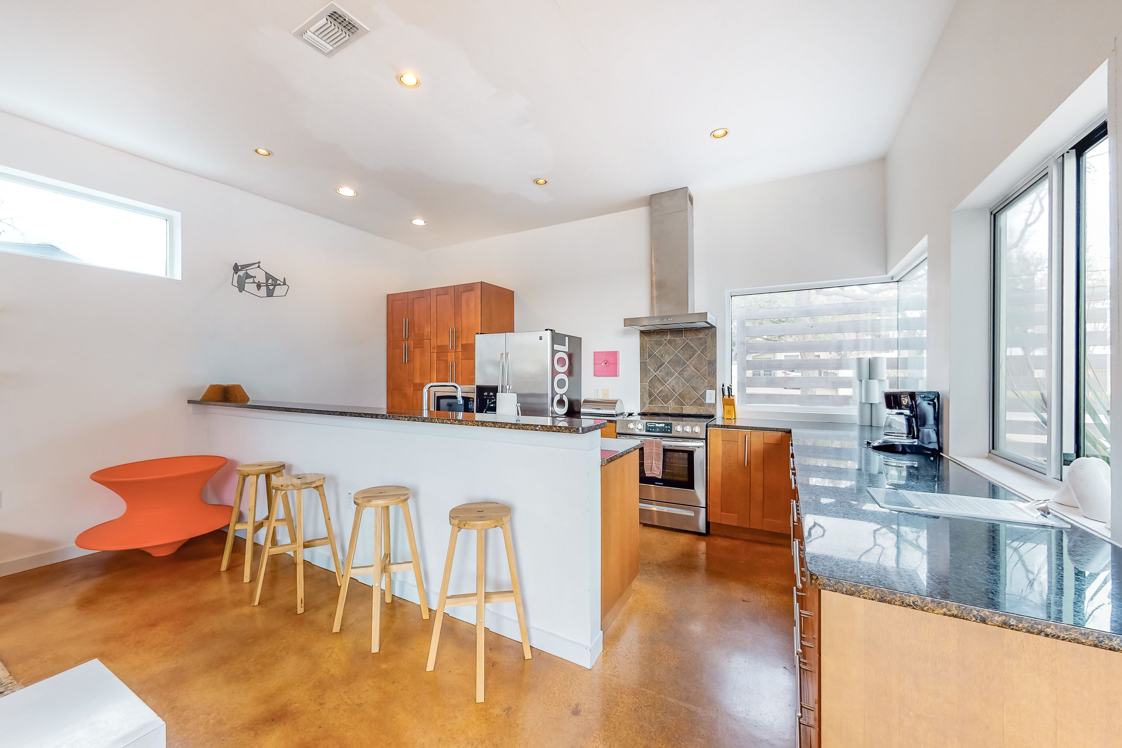 Contemporary & Chic in Austin Hill Country – Open Floor Plan – Rooftop Deck