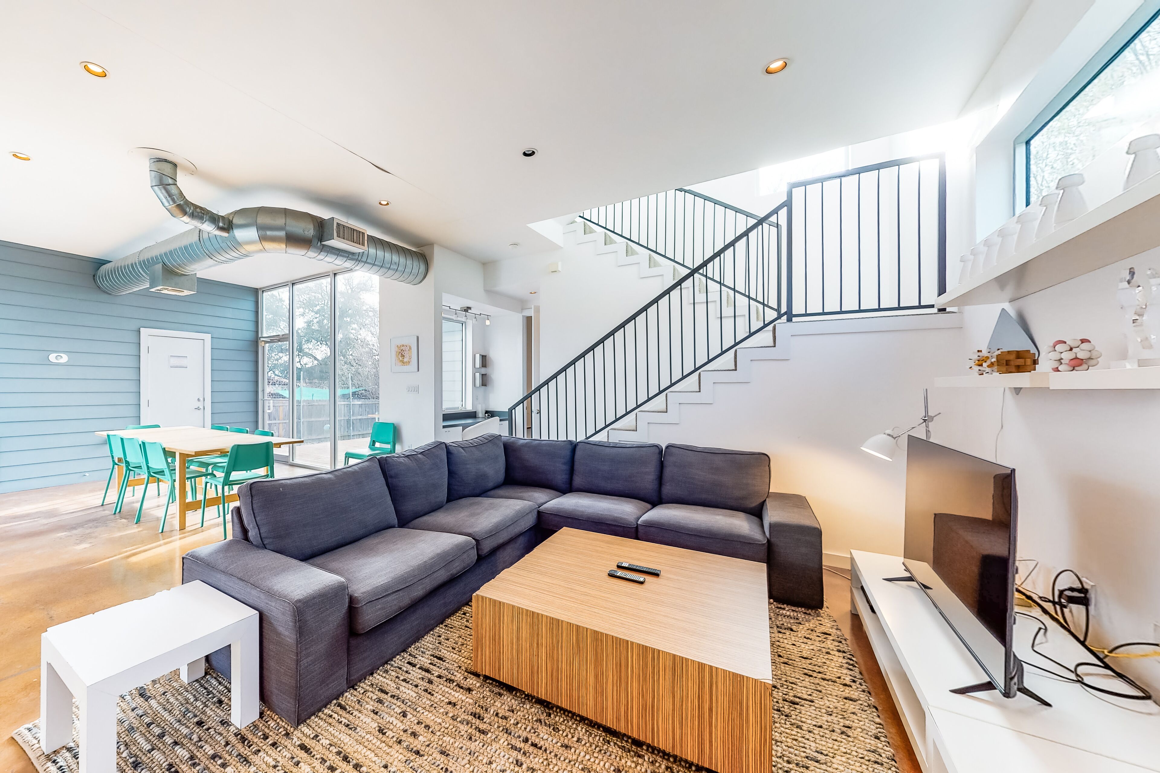 Contemporary & Chic in Austin Hill Country – Open Floor Plan – Rooftop Deck