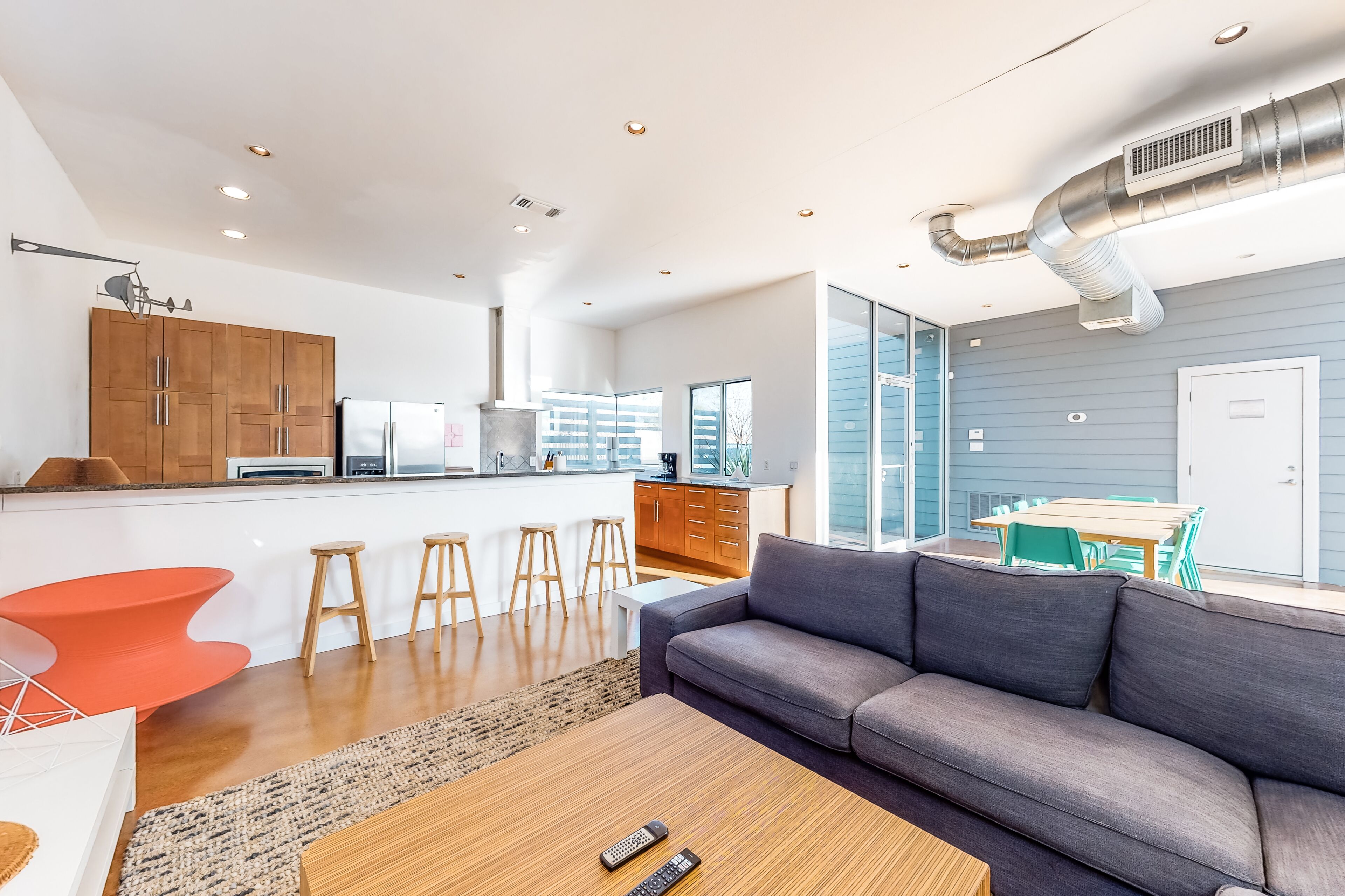 Contemporary & Chic in Austin Hill Country – Open Floor Plan – Rooftop Deck