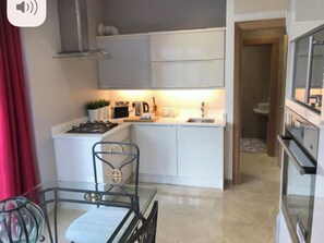 Kylskåp, mikrovågsugn, ugn och spishäll