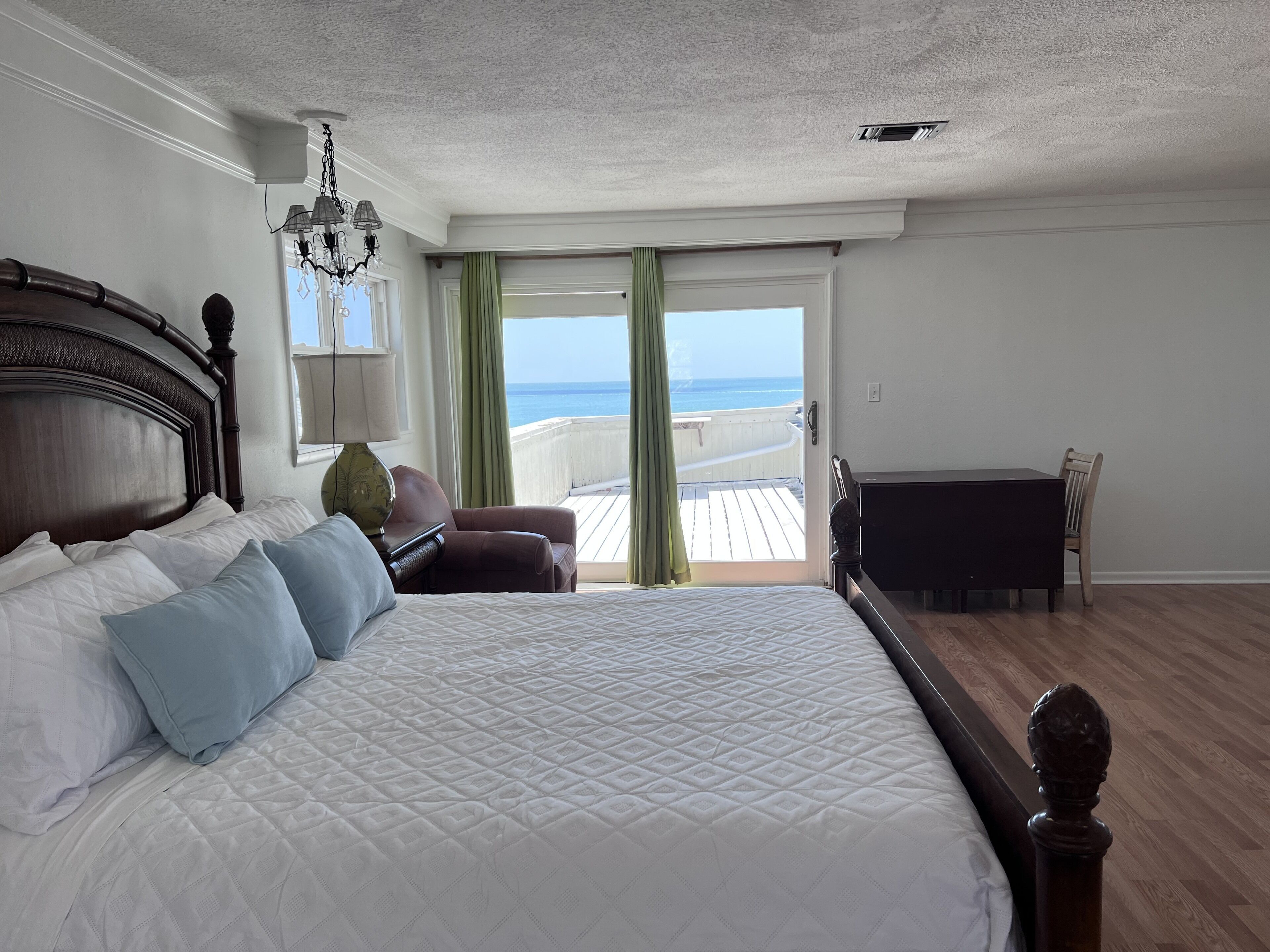 Beachfront Estate Treasure Island Hidden Paradise 6BD/3BA with Observation Deck