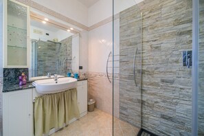 Dusche, Haartrockner, Handtücher